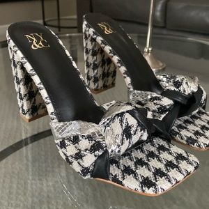 Slip on Heel Houndstooth Size9